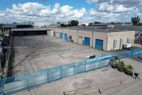 Commercial property in Medley, Florida № 1998516