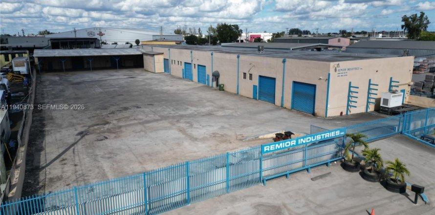 Propiedad comercial en Medley, Florida № 1998516