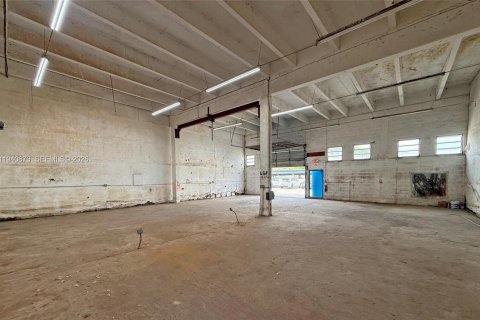 Propiedad comercial en venta en Medley, Florida № 1998516 - foto 12