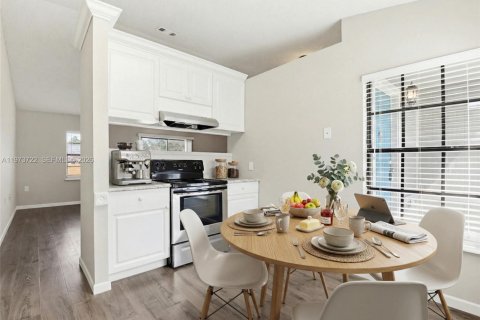 House in Deltona, Florida 3 bedrooms, 126.35 sq.m. № 2035971 - photo 2