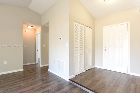 House in Deltona, Florida 3 bedrooms, 126.35 sq.m. № 2035971 - photo 13