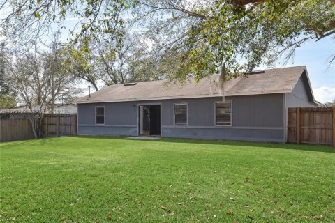 House in Deltona, Florida 3 bedrooms, 126.35 sq.m. № 2035971 - photo 7