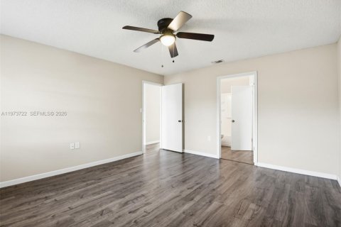 House in Deltona, Florida 3 bedrooms, 126.35 sq.m. № 2035971 - photo 20