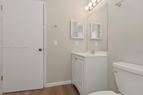 House in Deltona, Florida 3 bedrooms, 126.35 sq.m. № 2035971 - photo 23