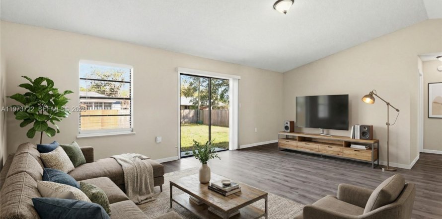 House in Deltona, Florida 3 bedrooms, 126.35 sq.m. № 2035971