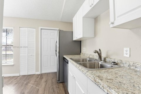 House in Deltona, Florida 3 bedrooms, 126.35 sq.m. № 2035971 - photo 14