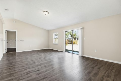 House in Deltona, Florida 3 bedrooms, 126.35 sq.m. № 2035971 - photo 9