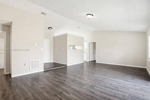 House in Deltona, Florida 3 bedrooms, 126.35 sq.m. № 2035971 - photo 10