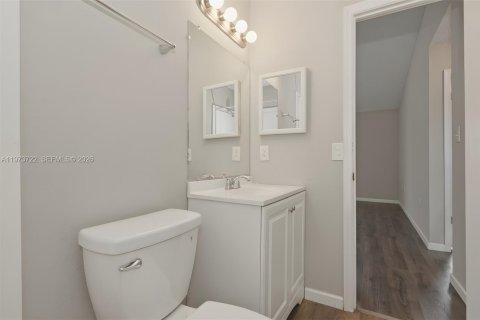 House in Deltona, Florida 3 bedrooms, 126.35 sq.m. № 2035971 - photo 27