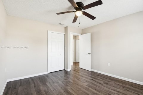 House in Deltona, Florida 3 bedrooms, 126.35 sq.m. № 2035971 - photo 25