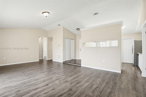 House in Deltona, Florida 3 bedrooms, 126.35 sq.m. № 2035971 - photo 11