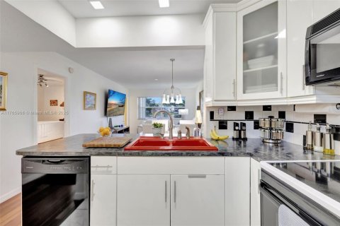 Condo in Lauderdale Lakes, Florida, 1 bedroom  № 1691793 - photo 2