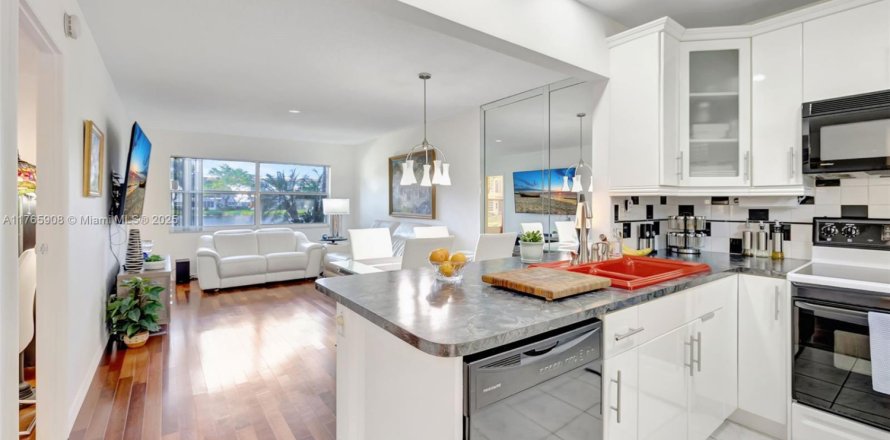 Condo in Lauderdale Lakes, Florida, 1 bedroom  № 1691793