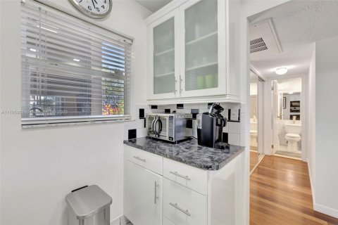 Condo in Lauderdale Lakes, Florida, 1 bedroom  № 1691793 - photo 4