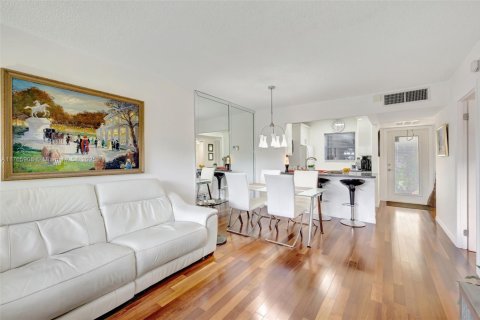 Condo in Lauderdale Lakes, Florida, 1 bedroom  № 1691793 - photo 10
