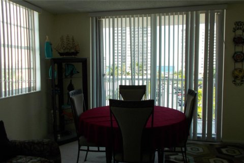 Copropriété à louer à Hallandale Beach, Floride: 2 chambres, 106.37 m2 № 2018636 - photo 10