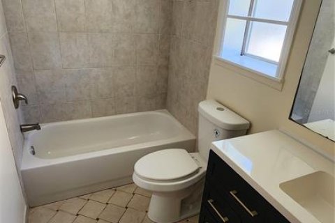 House in Palm Harbor, Florida 2 bedrooms, 79.43 sq.m. № 2391324 - photo 3
