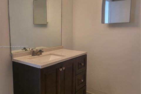 Copropriété à louer à Hialeah, Floride: 1 chambre, 75.25 m2 № 2041031 - photo 4