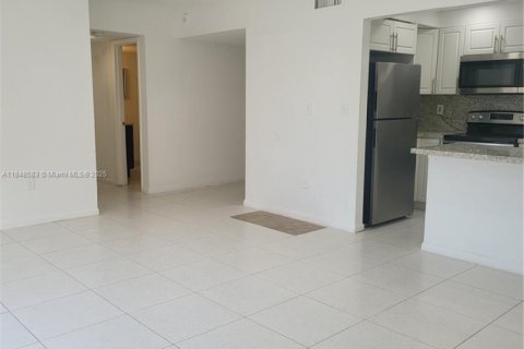 Copropriété à louer à Hialeah, Floride: 1 chambre, 75.25 m2 № 2041031 - photo 2