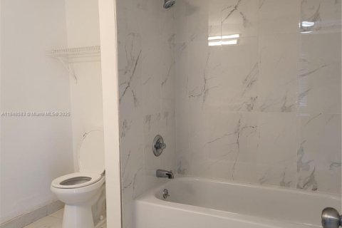 Copropriété à louer à Hialeah, Floride: 1 chambre, 75.25 m2 № 2041031 - photo 3