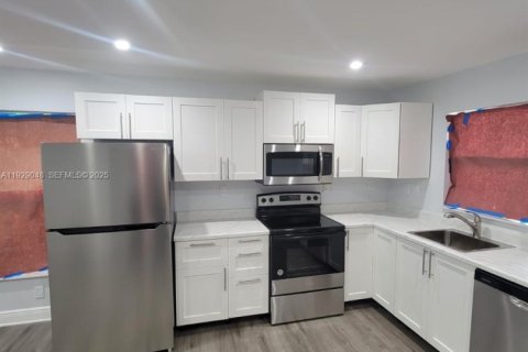 Villa ou maison à vendre à Fort Lauderdale, Floride: 2 chambres, 78.97 m2 № 1987446 - photo 11