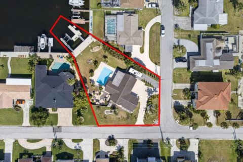House in New Port Richey, Florida 2 bedrooms, 176.05 sq.m. № 2125124