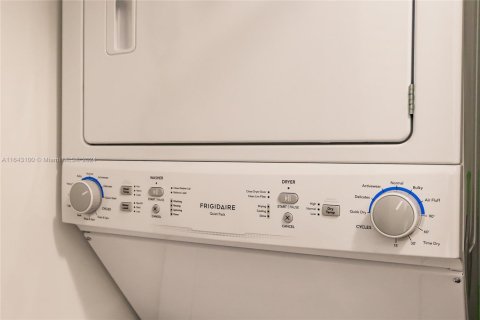 Condo in Miami, Florida, 2 bedrooms  № 1961090 - photo 18