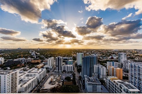 Condo in Miami, Florida, 2 bedrooms  № 1961090 - photo 1