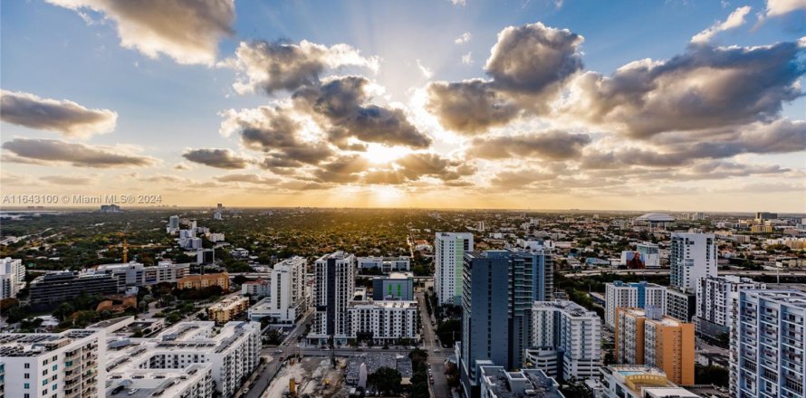 Condo in Miami, Florida, 2 bedrooms  № 1961090