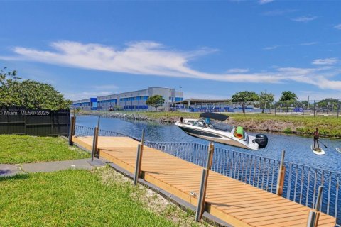 House in Miami Gardens, Florida 4 bedrooms, 158.31 sq.m. № 1794490 - photo 26