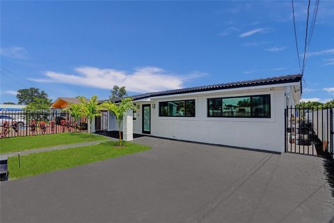 House in Miami Gardens, Florida 4 bedrooms, 158.31 sq.m. № 1794490 - photo 3