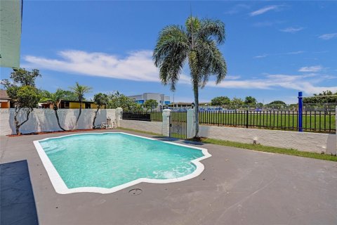 House in Miami Gardens, Florida 4 bedrooms, 158.31 sq.m. № 1794490 - photo 22