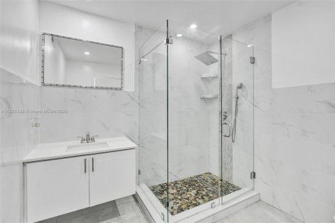 House in Miami Gardens, Florida 4 bedrooms, 158.31 sq.m. № 1794490 - photo 18