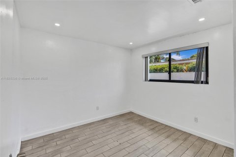 House in Miami Gardens, Florida 4 bedrooms, 158.31 sq.m. № 1794490 - photo 13