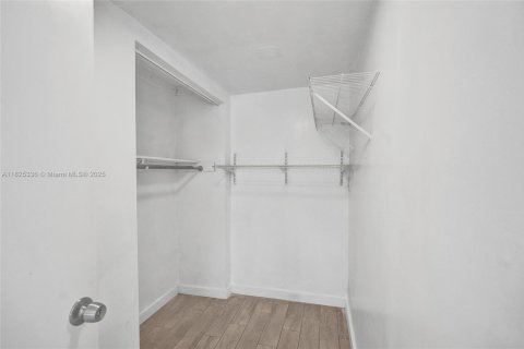 House in Miami Gardens, Florida 4 bedrooms, 158.31 sq.m. № 1794490 - photo 17