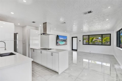 House in Miami Gardens, Florida 4 bedrooms, 158.31 sq.m. № 1794490 - photo 6