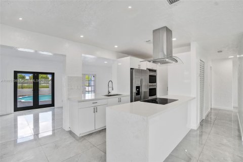 House in Miami Gardens, Florida 4 bedrooms, 158.31 sq.m. № 1794490 - photo 5