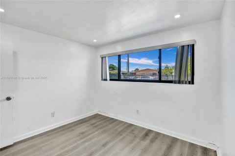 House in Miami Gardens, Florida 4 bedrooms, 158.31 sq.m. № 1794490 - photo 12