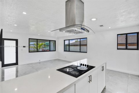 House in Miami Gardens, Florida 4 bedrooms, 158.31 sq.m. № 1794490 - photo 8