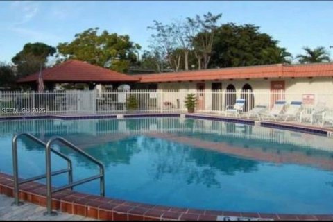 Condominio en alquiler en Palmetto Bay, Florida, 2 dormitorios, 72.19 m2 № 1988301 - foto 11