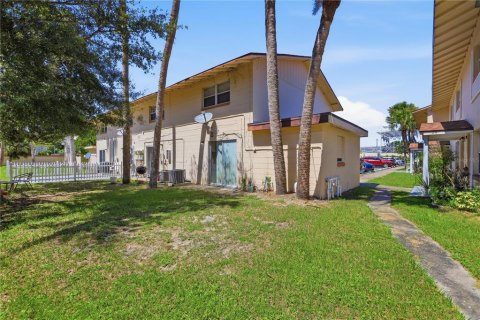 Townhouse in South Daytona, Florida 2 bedrooms, 89.19 sq.m. № 2222889 - photo 19