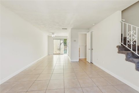 Townhouse in South Daytona, Florida 2 bedrooms, 89.19 sq.m. № 2222889 - photo 4