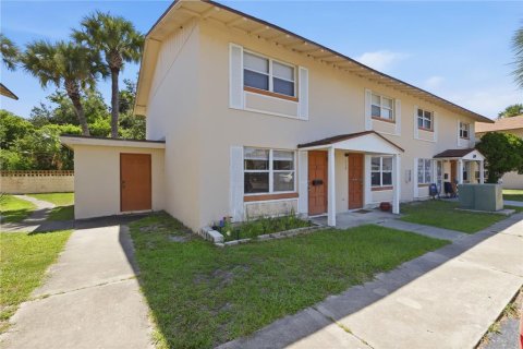 Townhouse in South Daytona, Florida 2 bedrooms, 89.19 sq.m. № 2222889 - photo 2