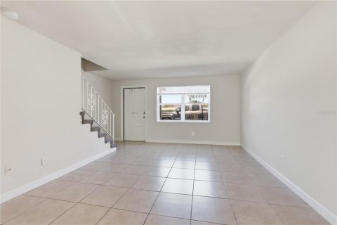 Townhouse in South Daytona, Florida 2 bedrooms, 89.19 sq.m. № 2222889 - photo 7