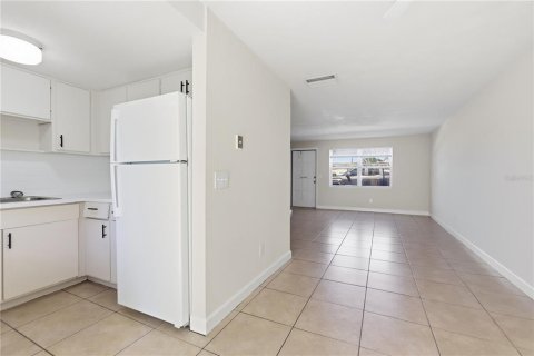 Townhouse in South Daytona, Florida 2 bedrooms, 89.19 sq.m. № 2222889 - photo 9