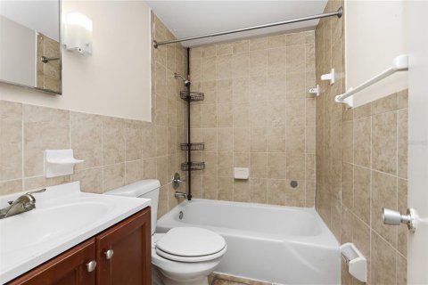 Townhouse in South Daytona, Florida 2 bedrooms, 89.19 sq.m. № 2222889 - photo 14