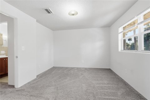 Townhouse in South Daytona, Florida 2 bedrooms, 89.19 sq.m. № 2222889 - photo 15