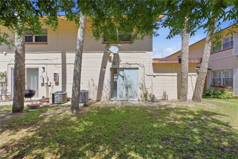 Townhouse in South Daytona, Florida 2 bedrooms, 89.19 sq.m. № 2222889 - photo 18