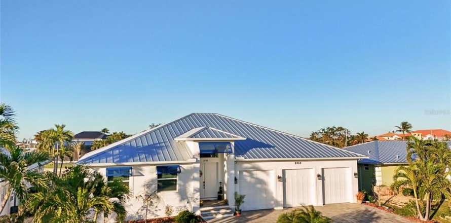 House in Punta Gorda, Florida 4 bedrooms, 246.66 sq.m. № 1517893