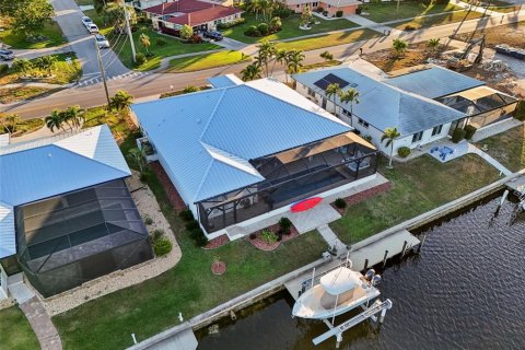 House in Punta Gorda, Florida 4 bedrooms, 246.66 sq.m. № 1517893 - photo 3